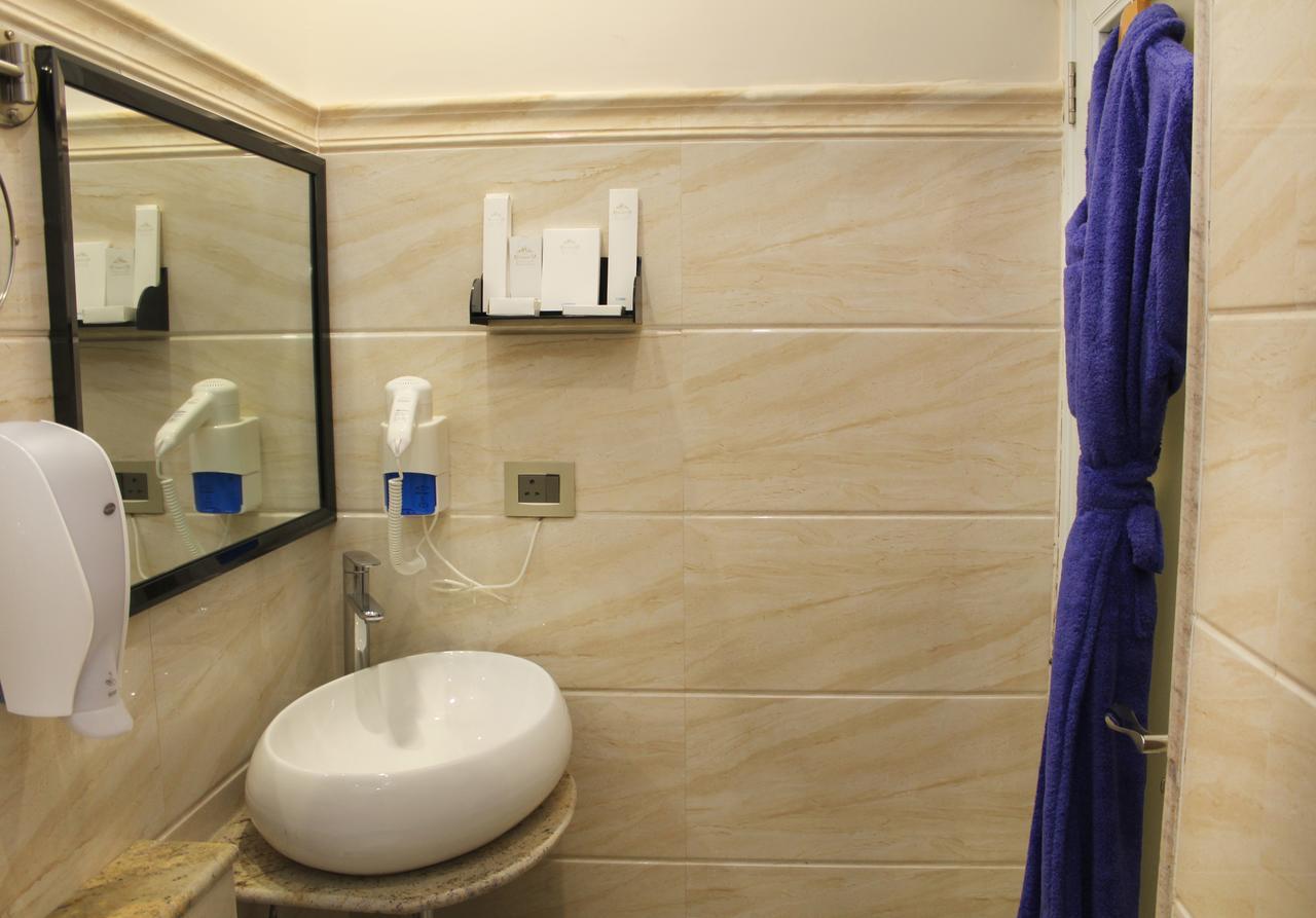 Hotel Kama International Gorakhpur Kültér fotó